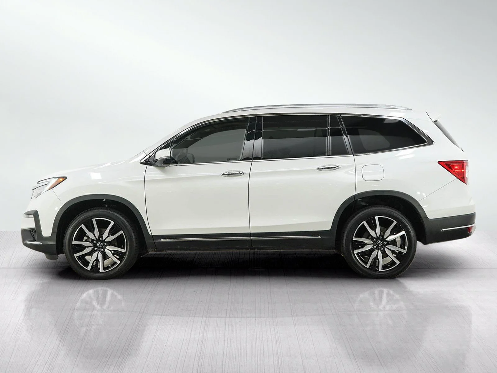 Used 2022 Honda Pilot Touring with VIN 5FNYF6H68NB085434 for sale in Burnsville, Minnesota