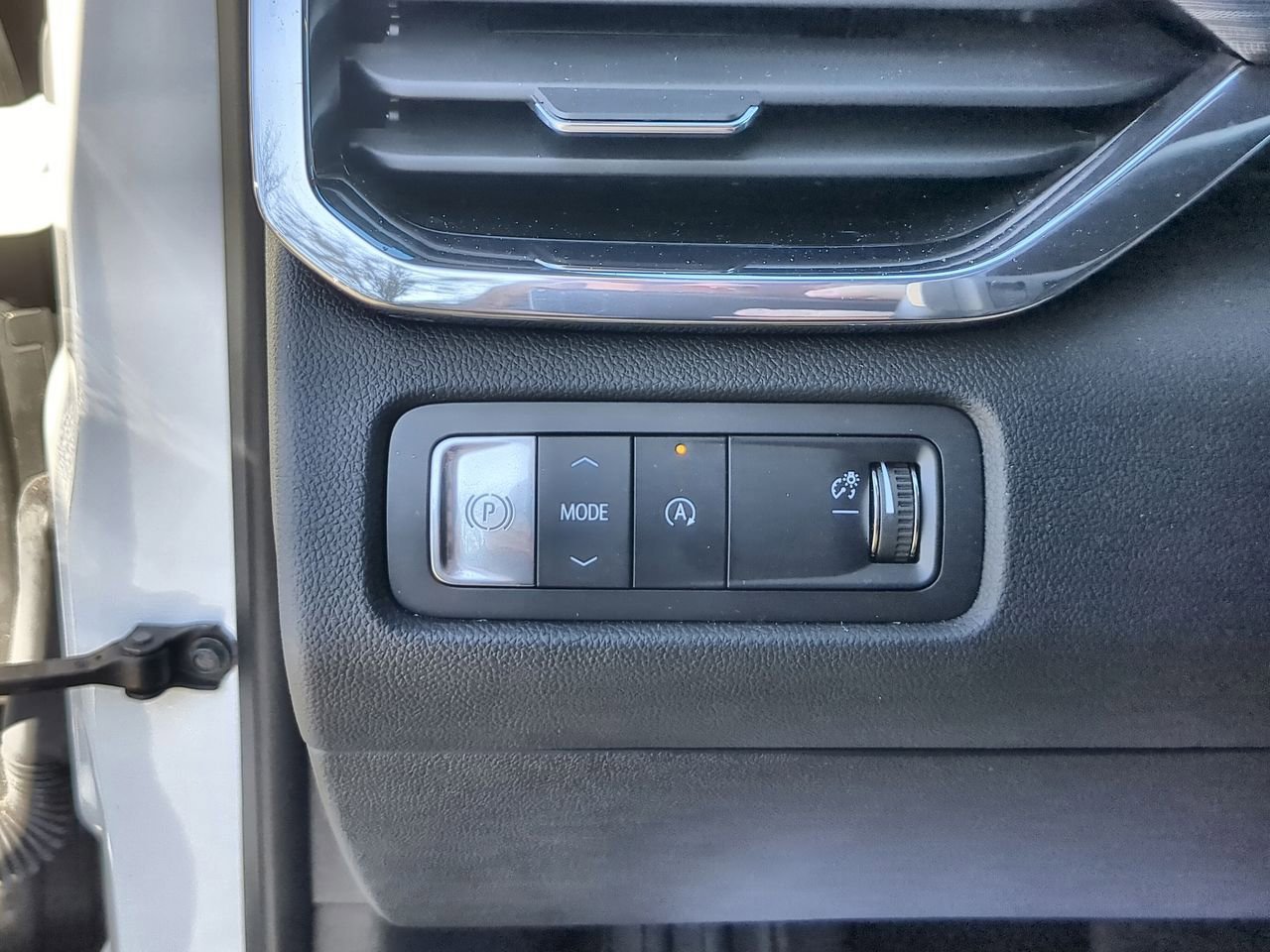 Used 2025 Summit White GMC Elevation image 18