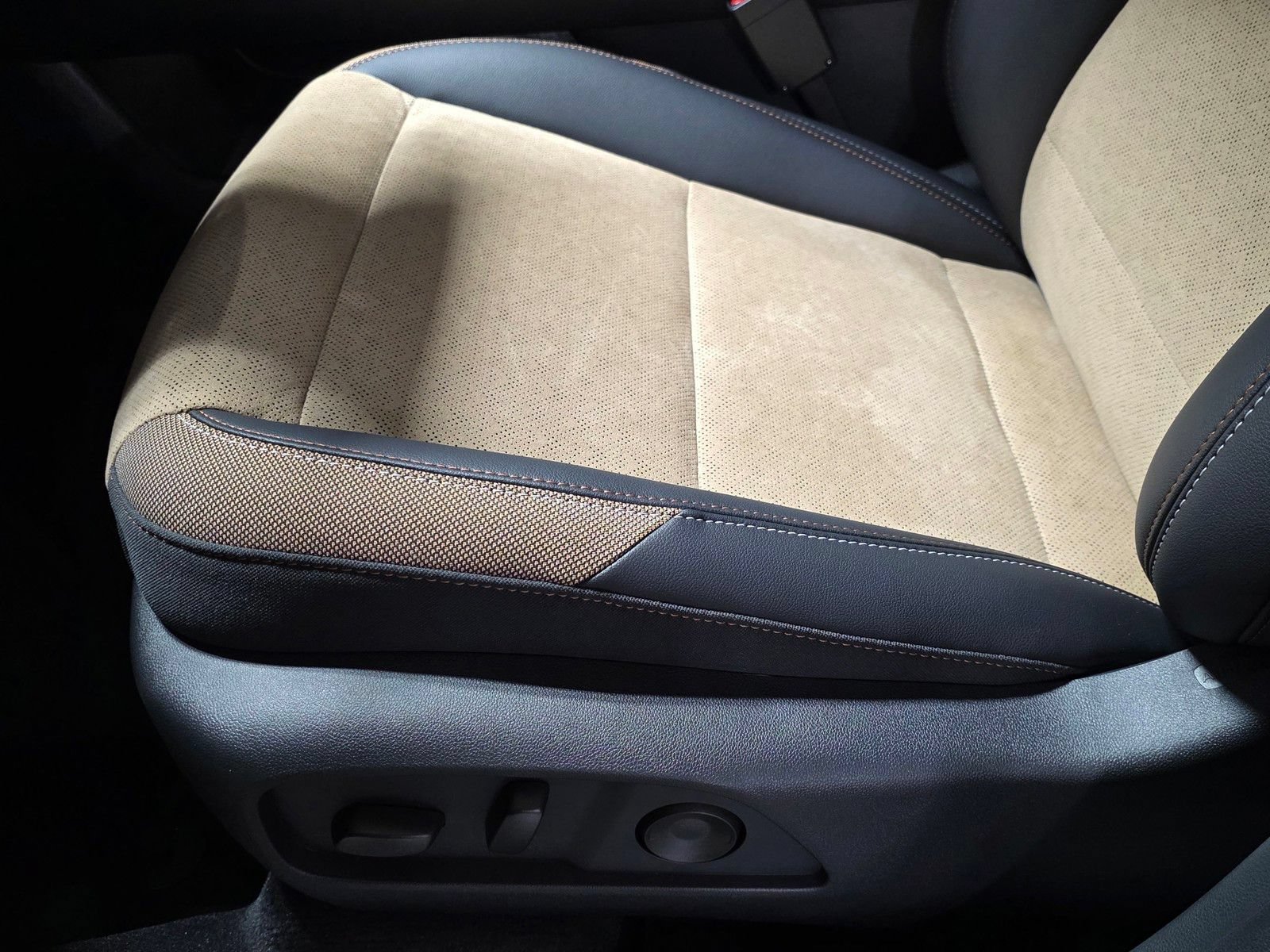 New 2027 Mosaic Black Metallic Chevrolet ACTIV image 23