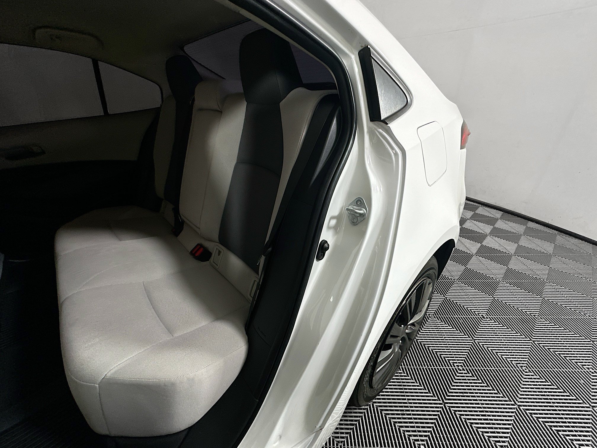 Used 2022 White Toyota LE image 25