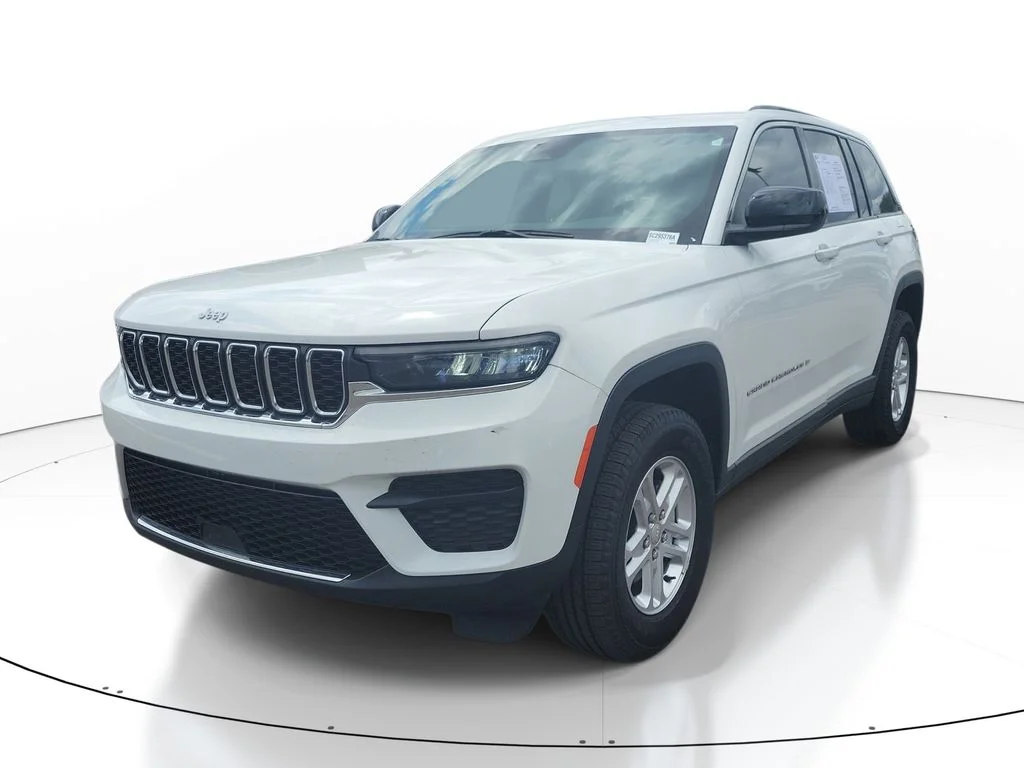 Used 2025 White Jeep Laredo image 2