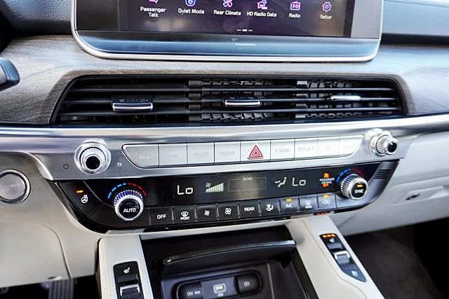 Used 2021 White Kia EX image 28