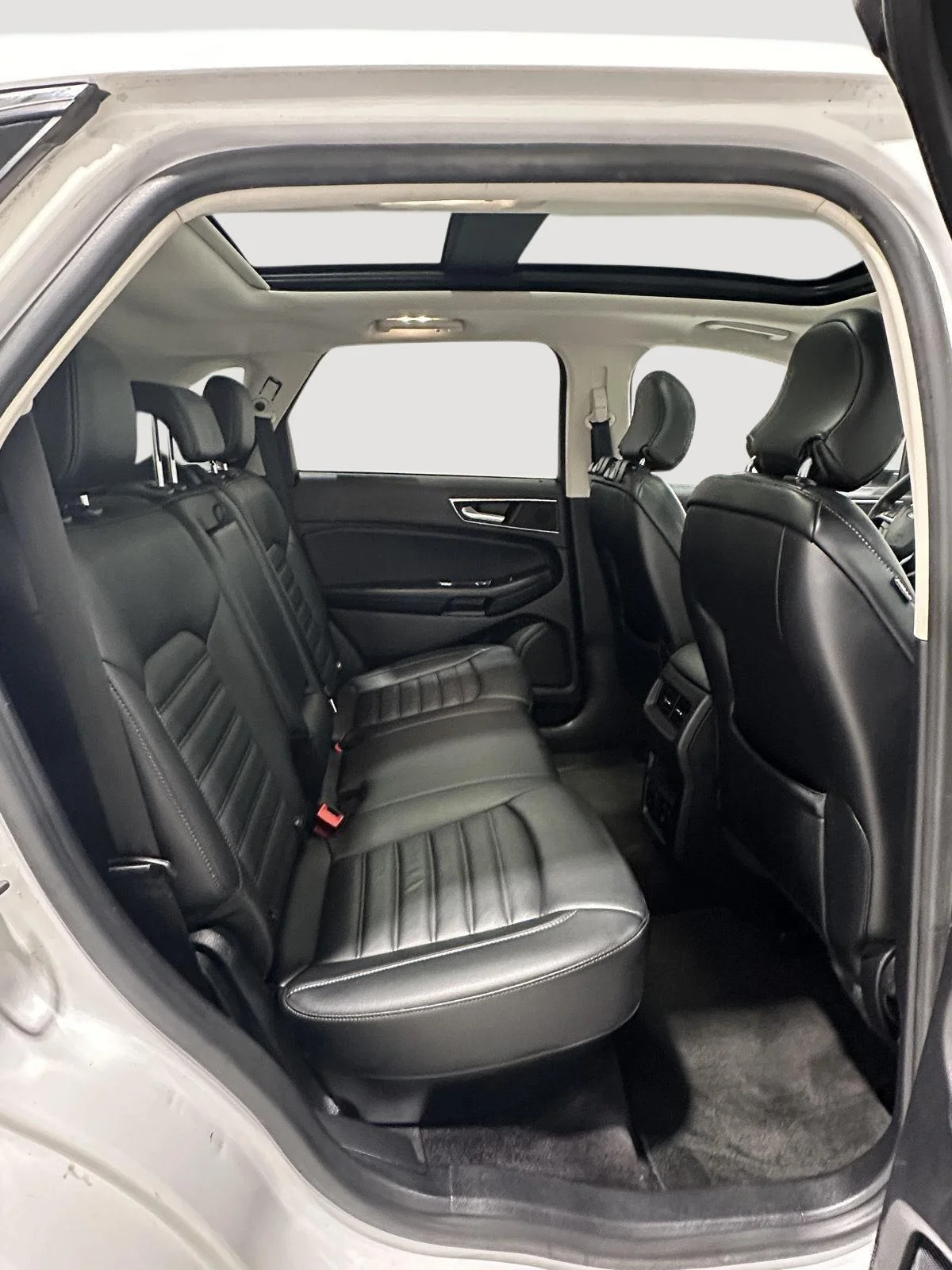 Used 2016 Oxford White Ford SEL image 27