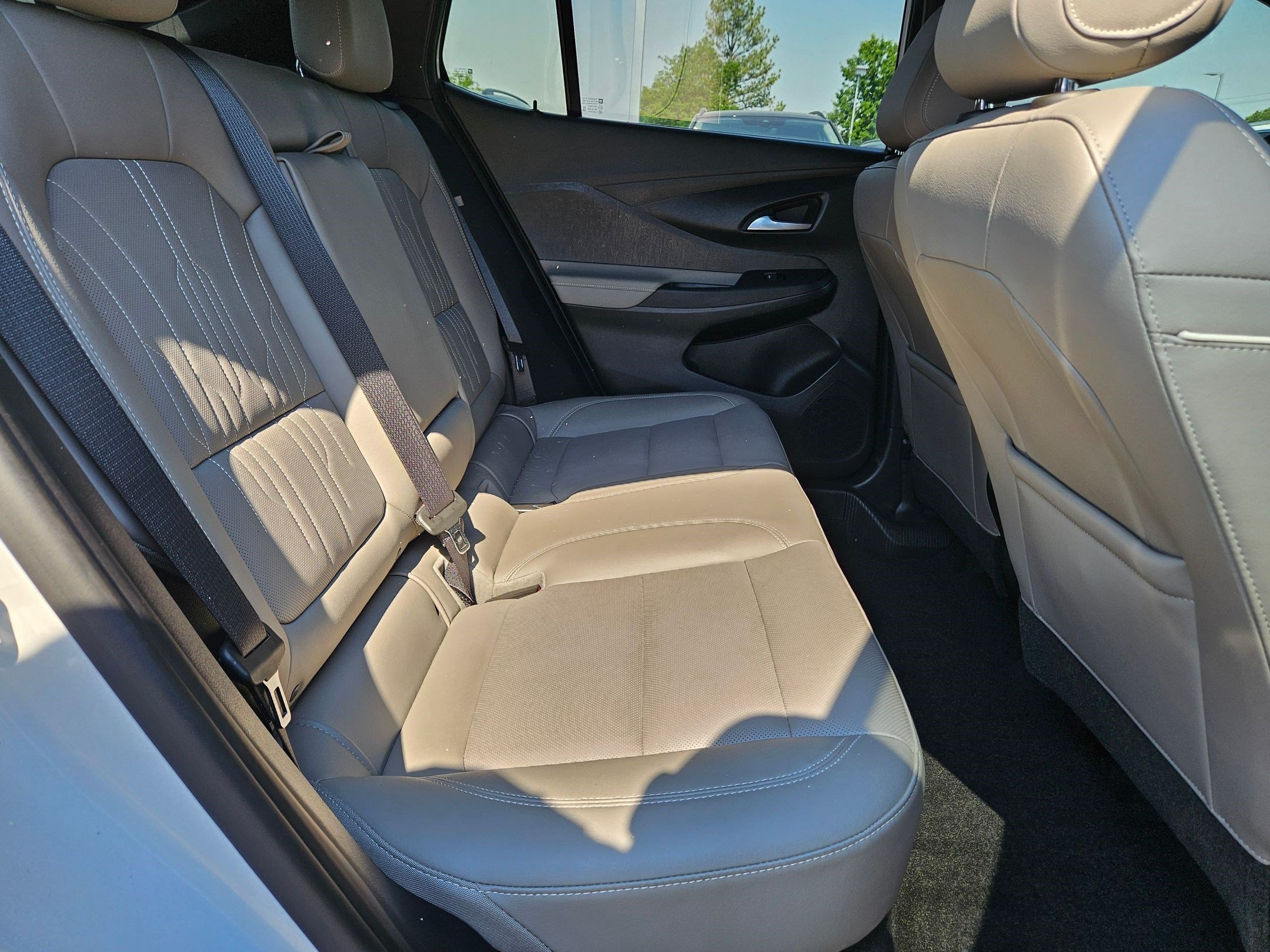 Used 2025 White Frost Tricoat Buick Avenir image 32