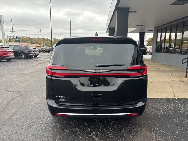 New 2026 Diamond Black Crystal Pearl-Coat Exterior Paint Chrysler Select image 9
