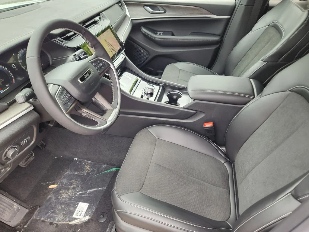 New 2026 Bright White Clear-Coat Exterior Paint Jeep Altitude image 9