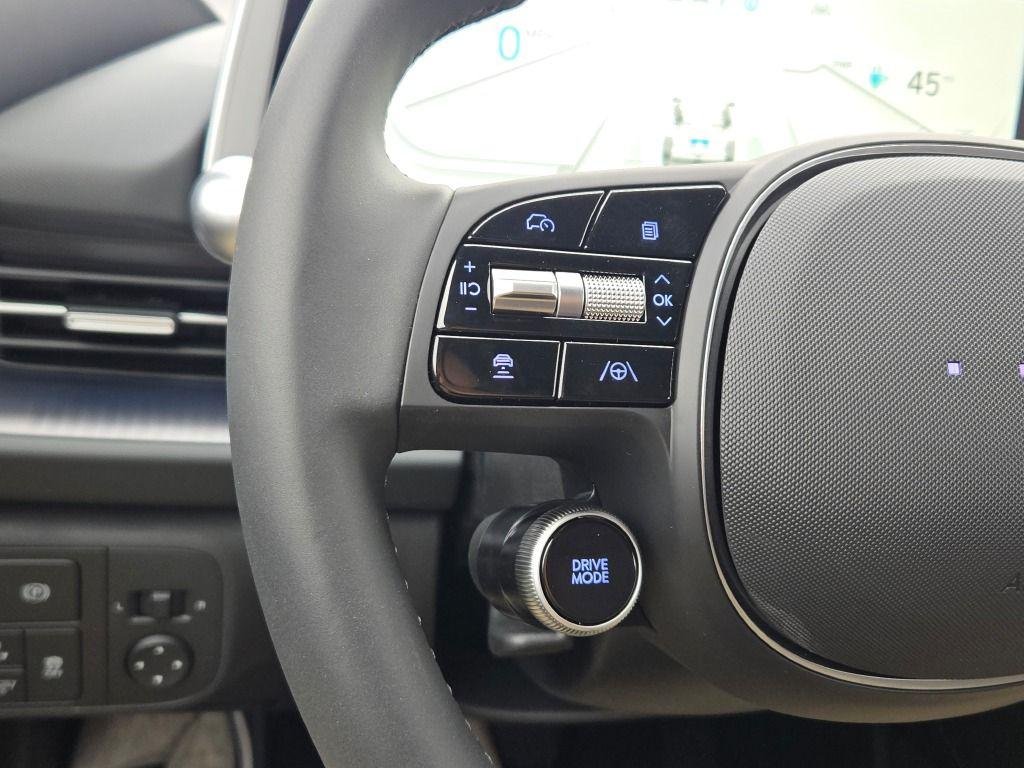 New 2025 White Hyundai SE image 28