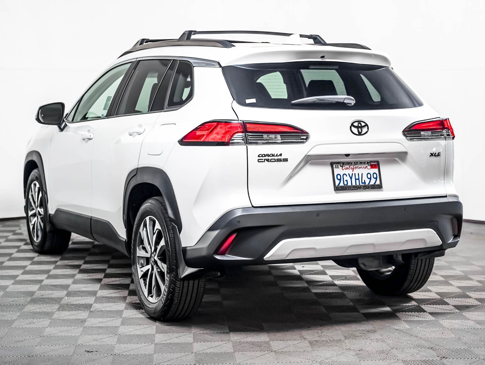 Used 2023 Wind Chill Pear Toyota XLE 2WD image 2