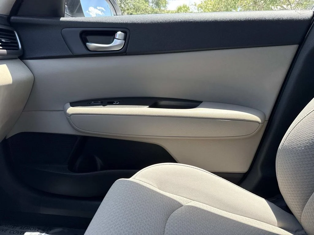 Used 2018 White Kia LX image 27