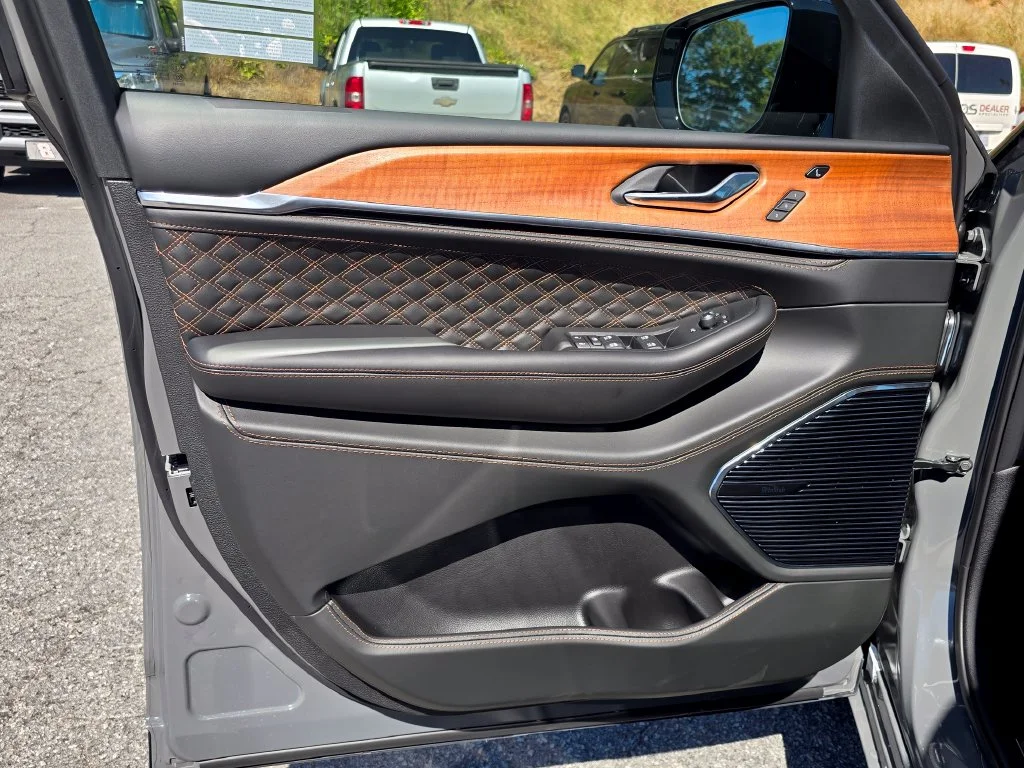 New 2027 Gray Jeep Summit image 35