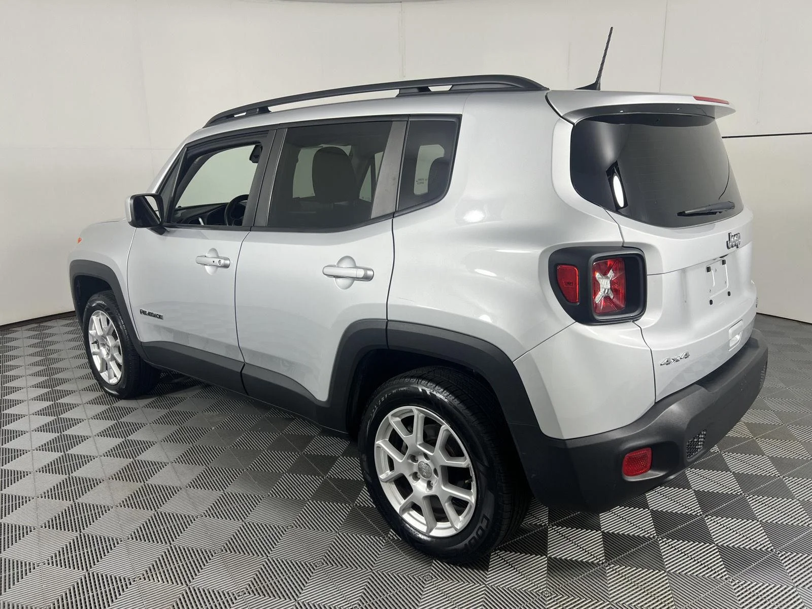 Used 2021 Glacier Metallic Clearcoat Jeep Latitude image 9