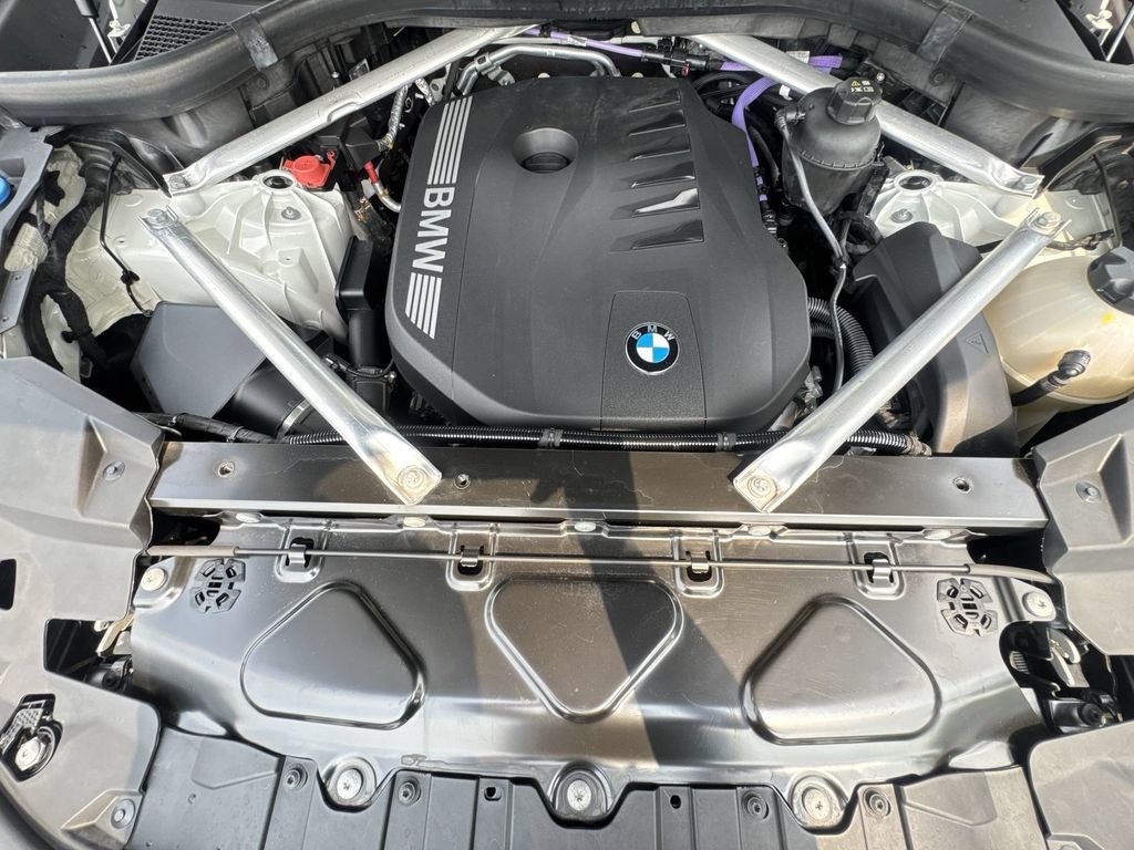 Used 2024 White BMW xDrive40i image 18