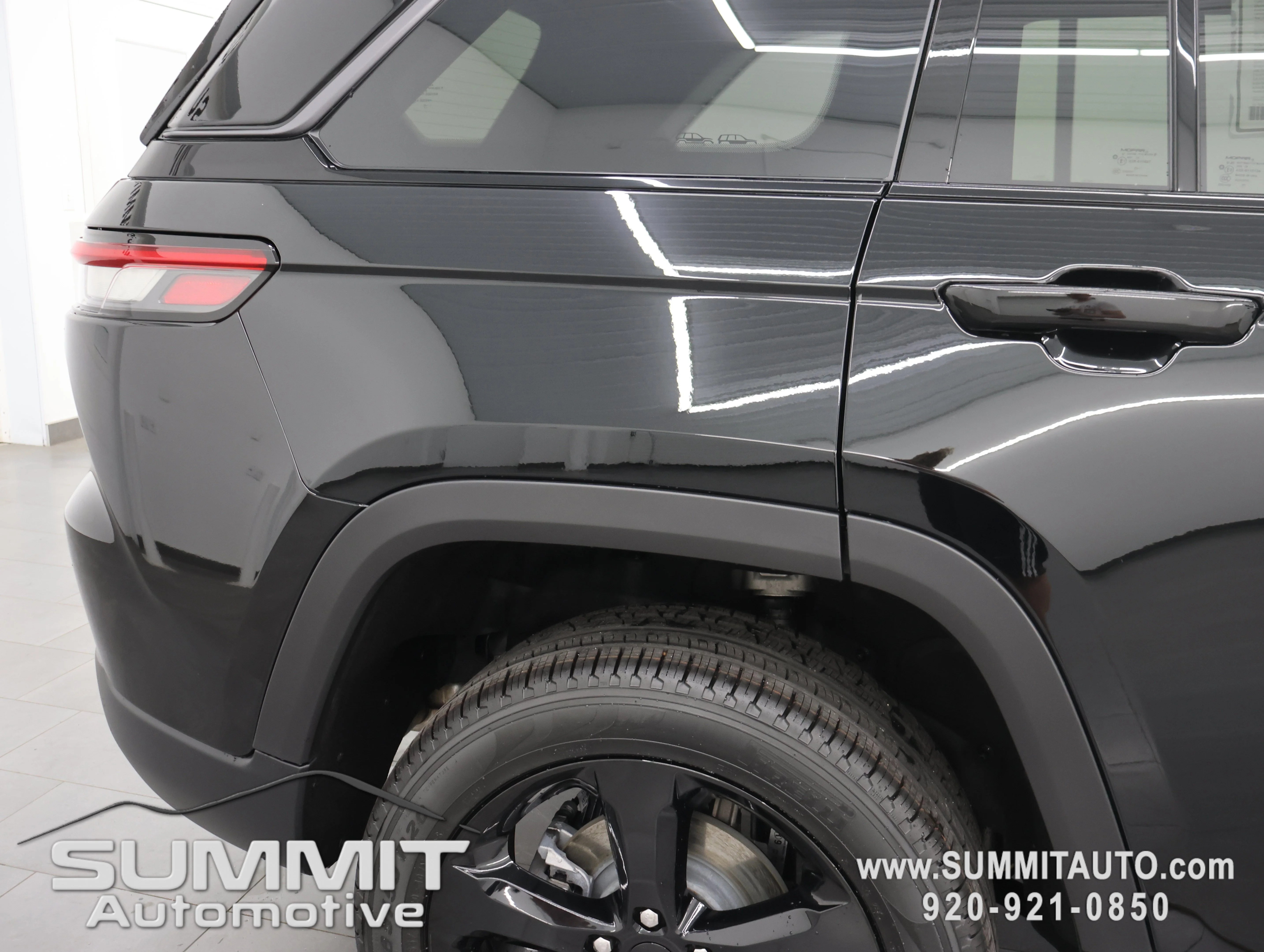 New 2026 Diamond Black Crystal Pearlcoat Jeep Limited image 27