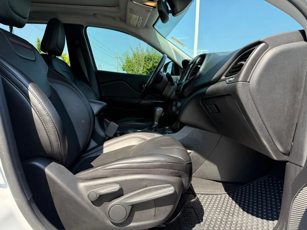 Used 2019 Bright White Clearcoat Jeep Trailhawk image 20