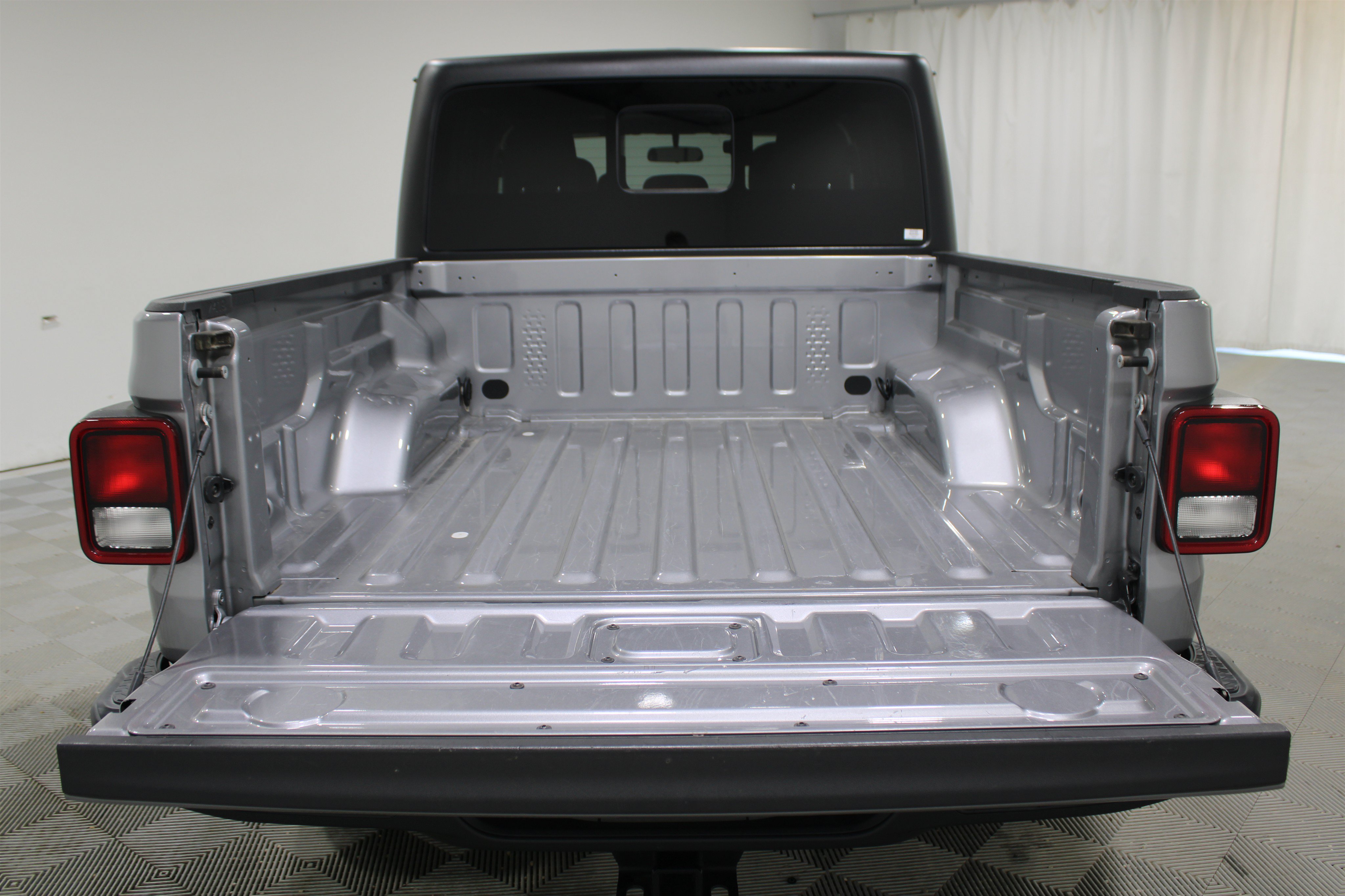 Used 2020 Billet Silver Metallic Clearcoat Jeep Sport S image 21