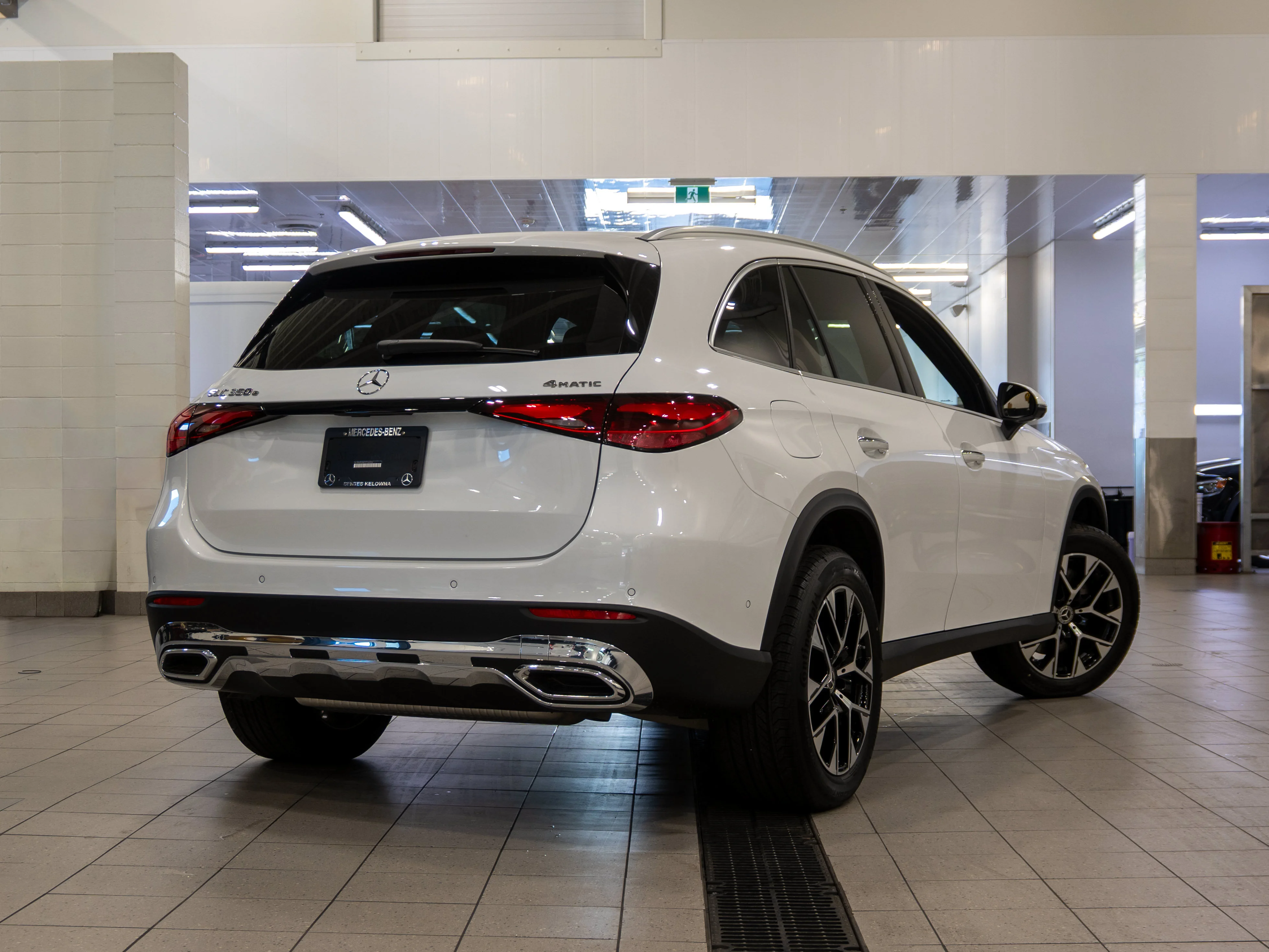 New 2026 MANUFAKTUR OPALITE WHITE METALLIC Mercedes-Benz GLC 350e image 3