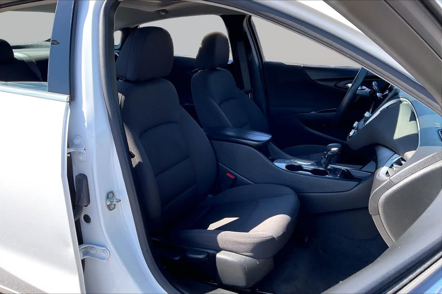 Used 2024 Summit White Chevrolet LT image 9