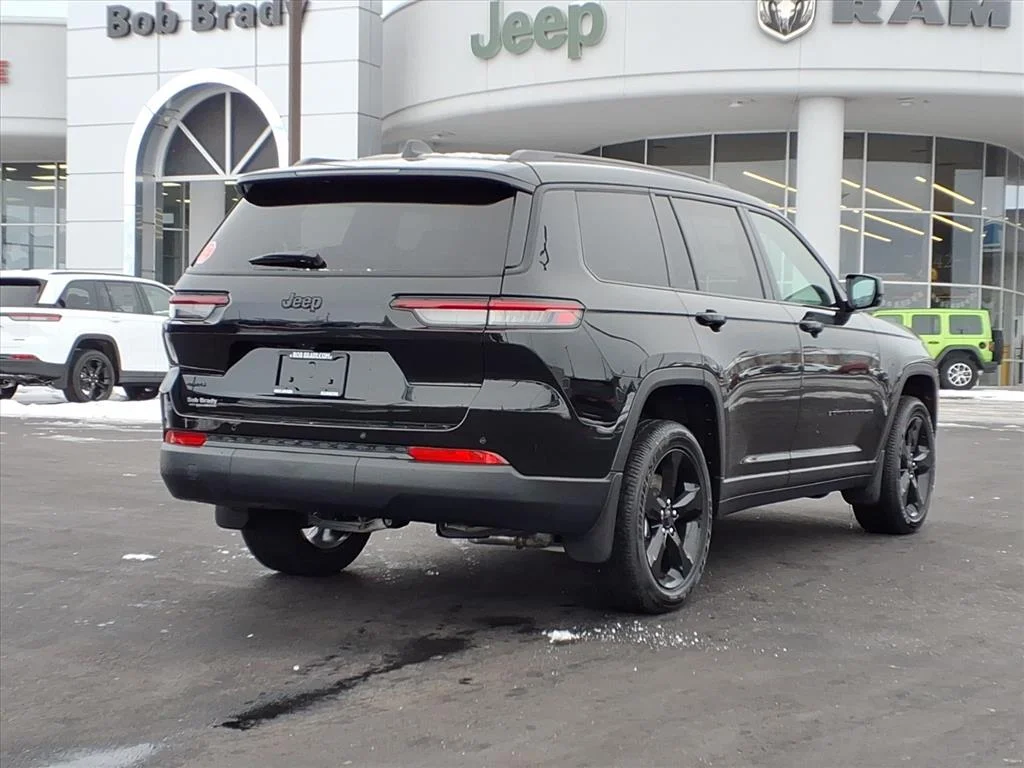 New 2025 Diamond Black Crystal Pearl-Coat Exterior Paint Jeep Altitude X image 12
