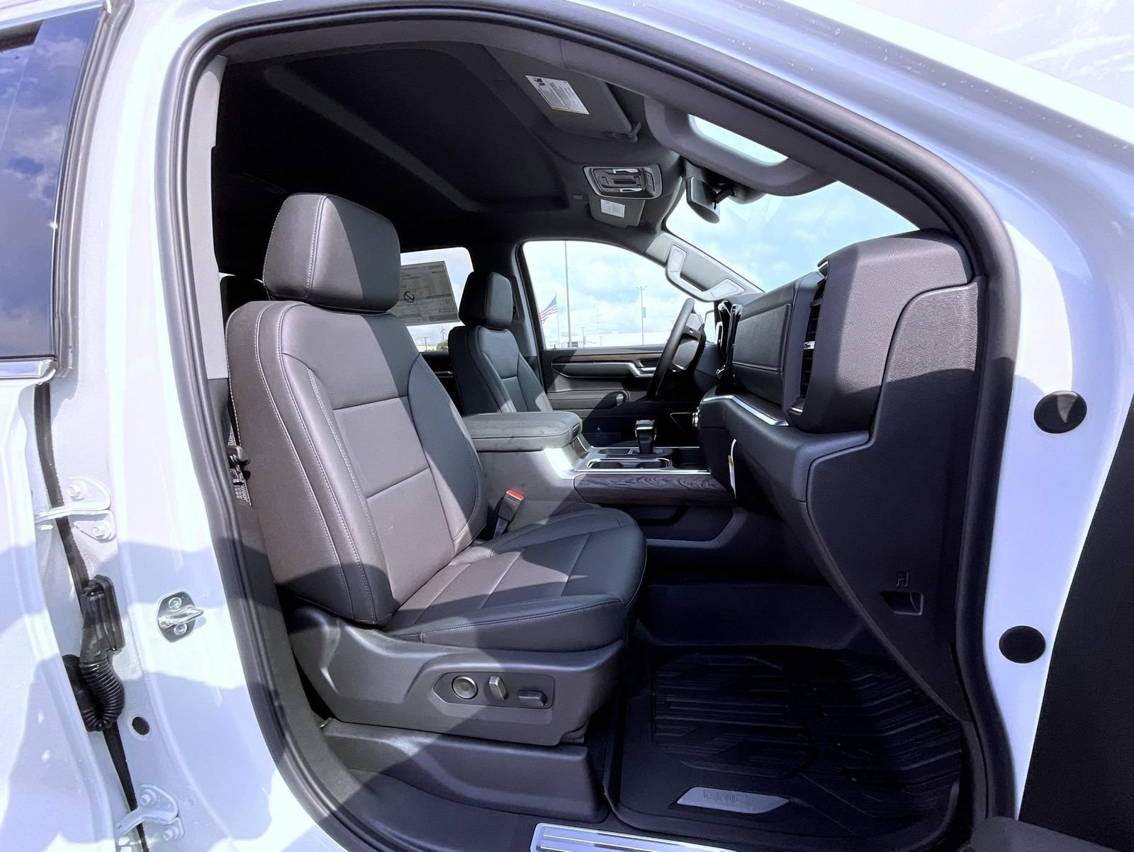 2026 GMC Sierra 1500 SLT - Photo 15