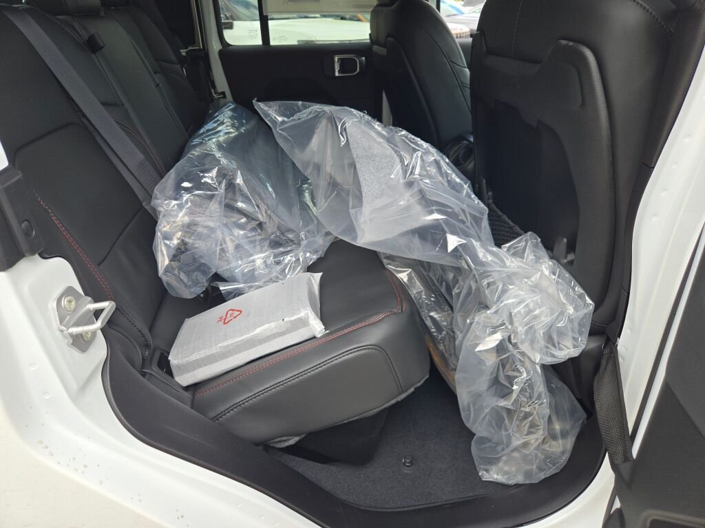 New 2026 Bright White Clear-Coat Exterior Paint Jeep Rubicon X image 10