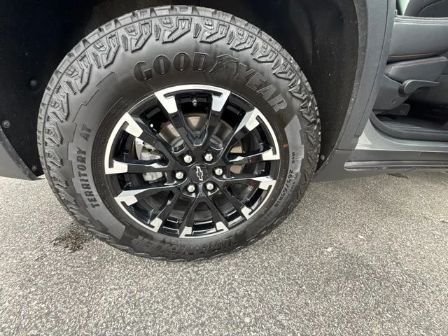 Used 2024 Gray Chevrolet Z71 image 46