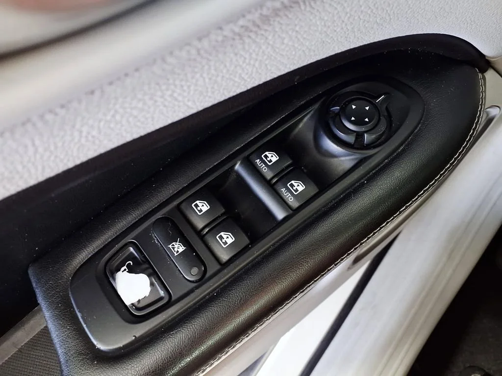 Used 2018 White Clearcoat Jeep Latitude image 25