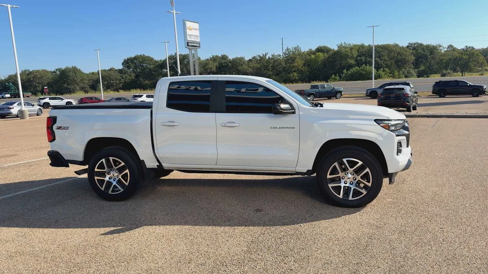 Used 2023 SUMMIT WHITE Chevrolet 4WD Z71 image 2