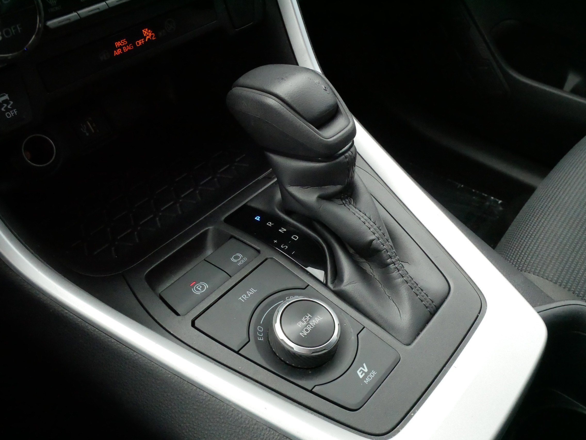 2025 Toyota RAV4 LE - Photo 24