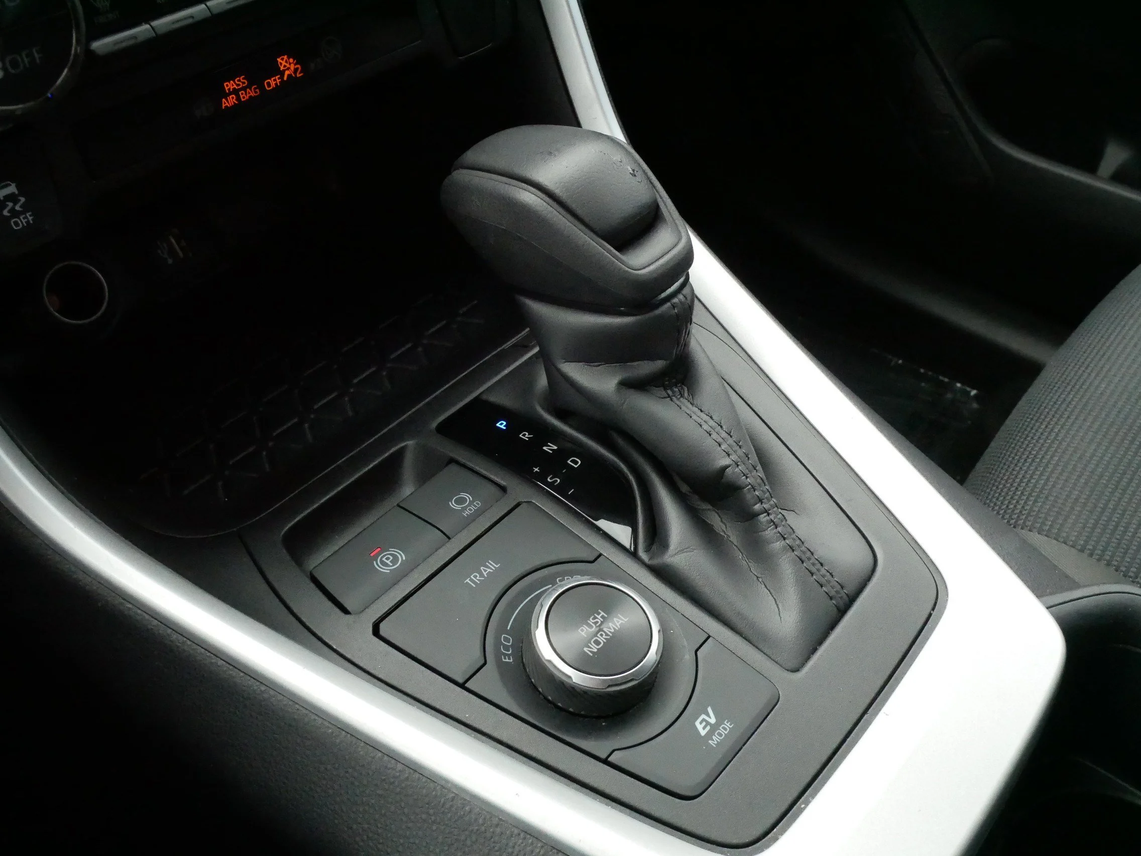 2025 Toyota RAV4 LE - Photo 24