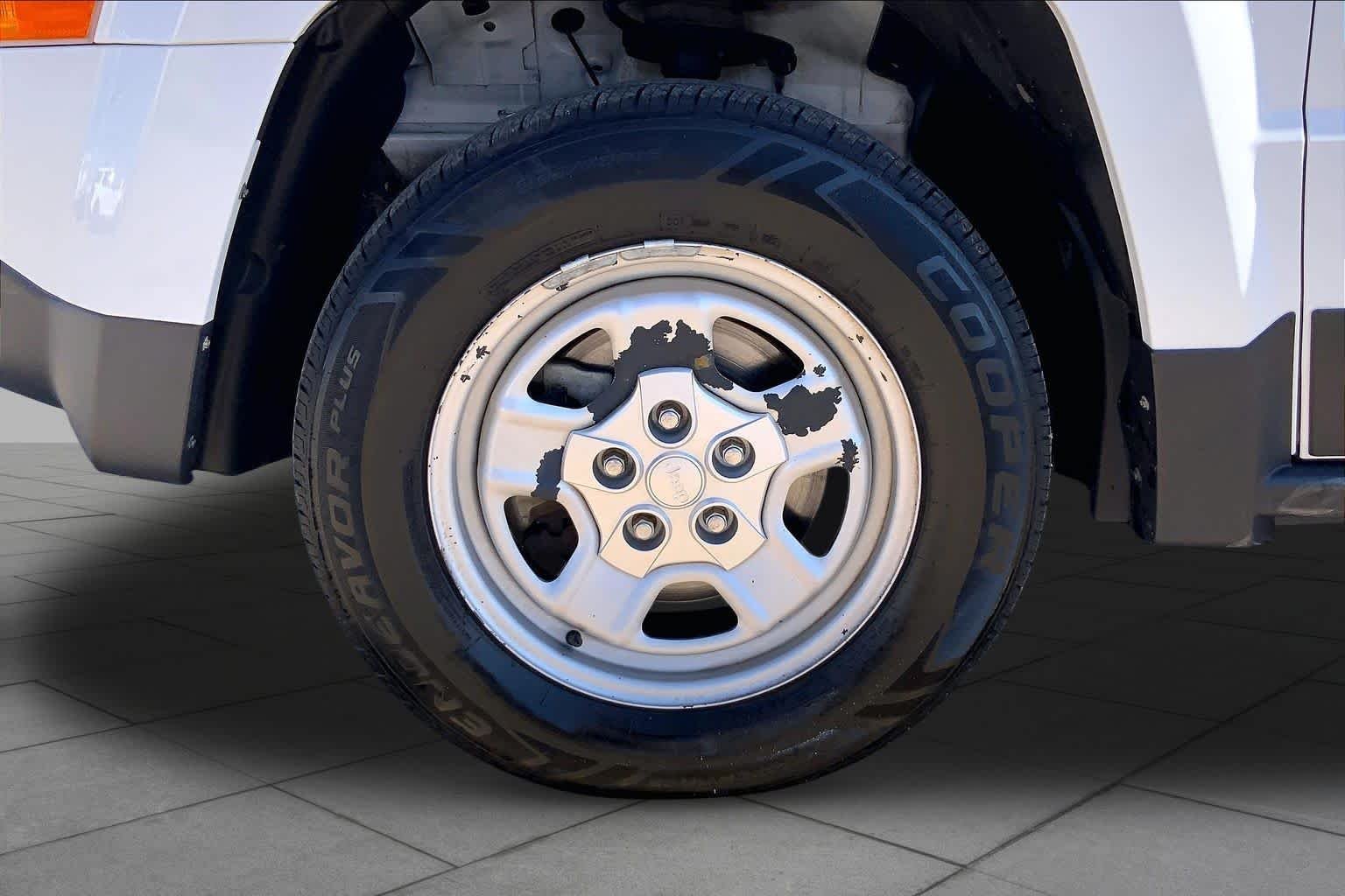 Used 2016 Bright White Clearcoat Jeep Sport image 11