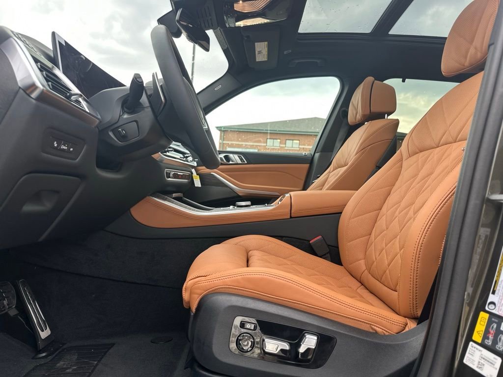 New 2026 Manhattan Green Metallic BMW xDrive50e image 14