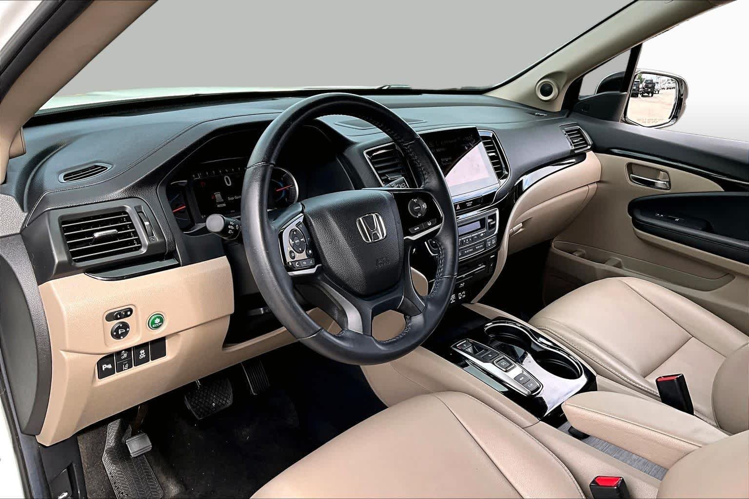 Used 2022 Platinum White Pearl Honda Touring 8-Passenger image 18