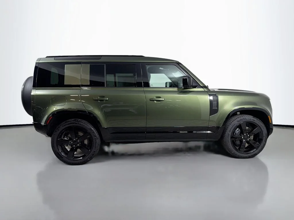 New 2026 Woolstone Green Land Rover X-Dynamic SE image 4