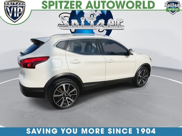 Used 2017 White Nissan SL image 9