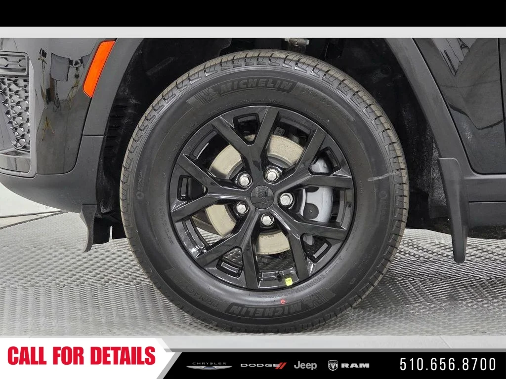 New 2026 Diamond Black Crystal Pearl-Coat Exterior Paint Jeep Altitude image 9