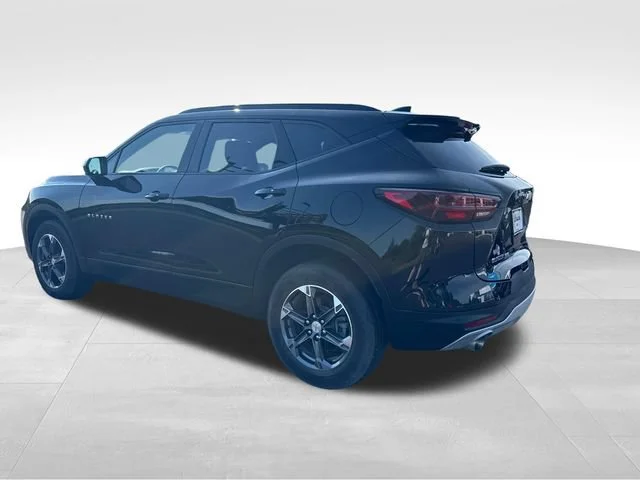 Used 2025 Black Chevrolet 2LT image 3