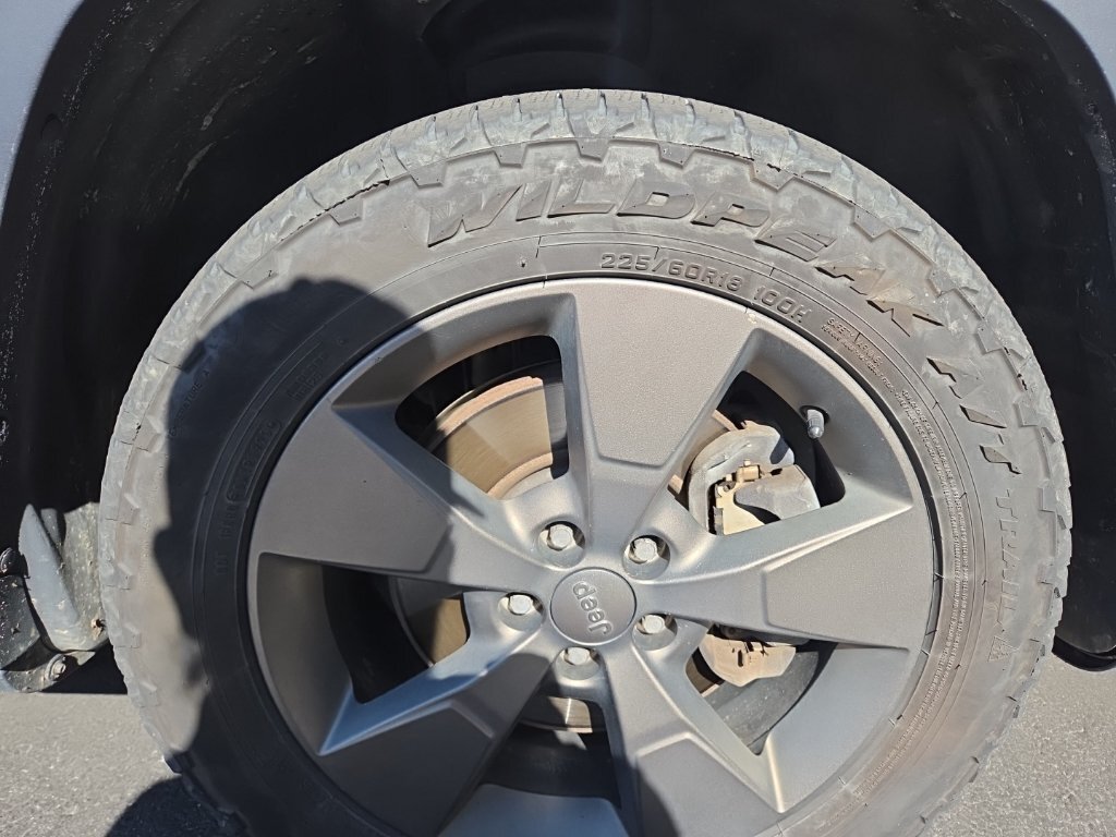 Used 2017 Gray Jeep Latitude image 8