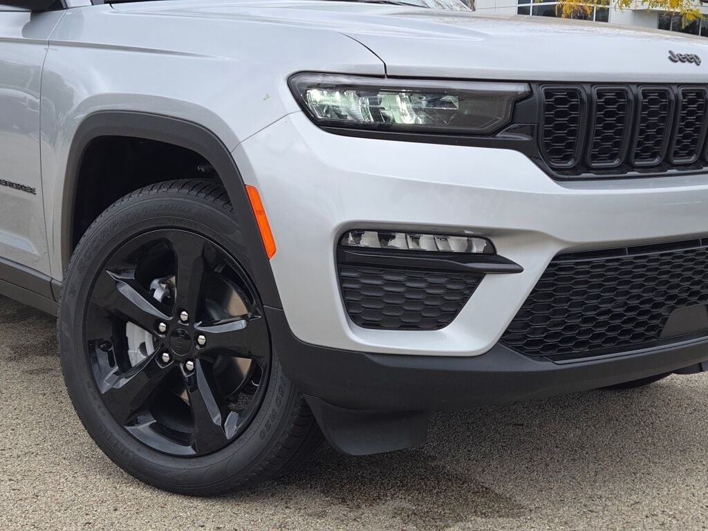 New 2025 Silver Zynith Exterior Paint Jeep Limited image 3