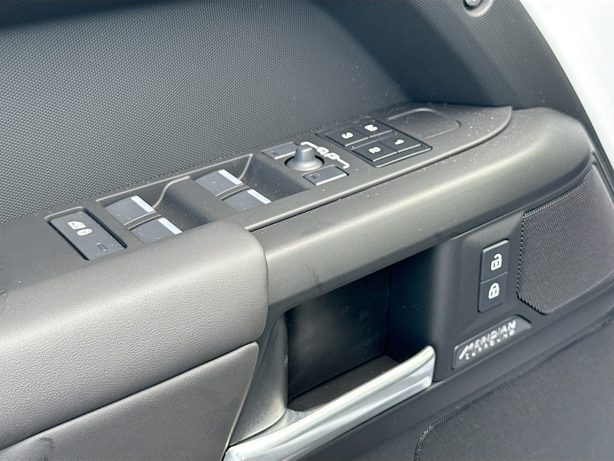 New 2026 Fuji White Land Rover X-Dynamic SE image 24
