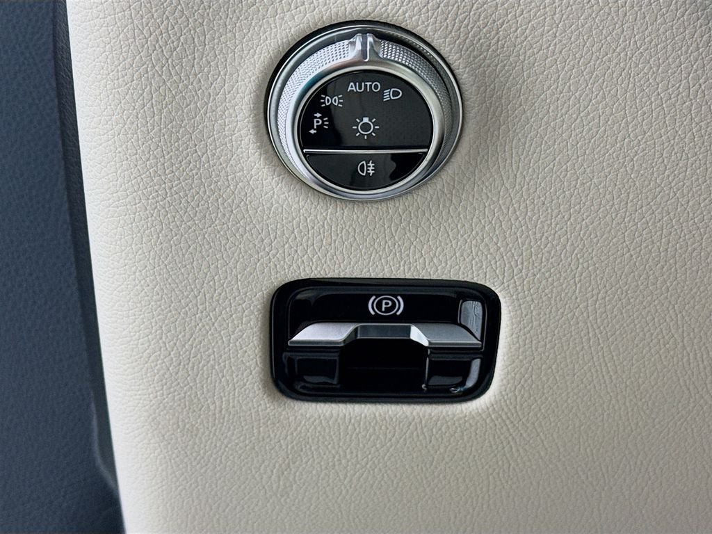 Used 2025 Red Mercedes-Benz GLC 300 image 11