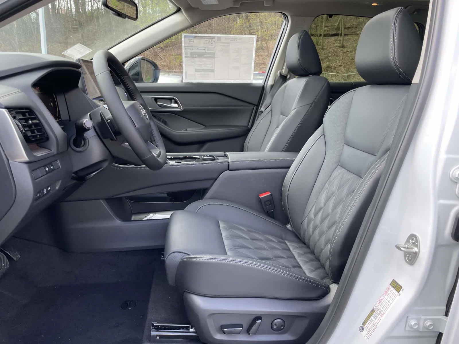 New 2026 Everest White Pearl/Super Black Nissan Platinum image 16