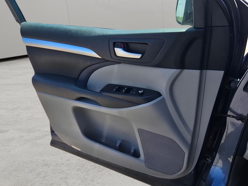 Used 2014 Shoreline Blue Pearl Toyota XLE image 16