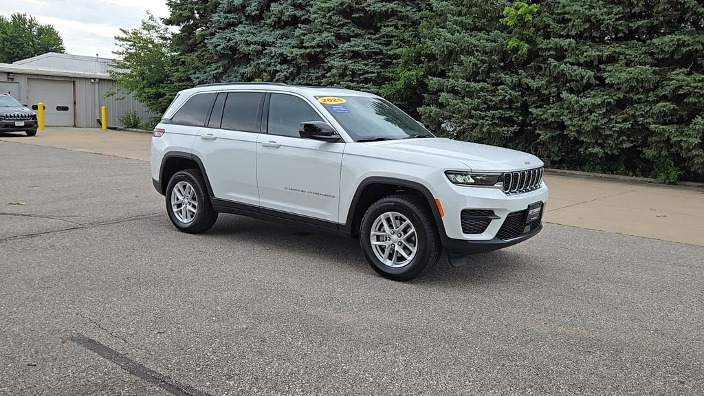 New 2026 Bright White Clear-Coat Exterior Paint Jeep Laredo X image 2