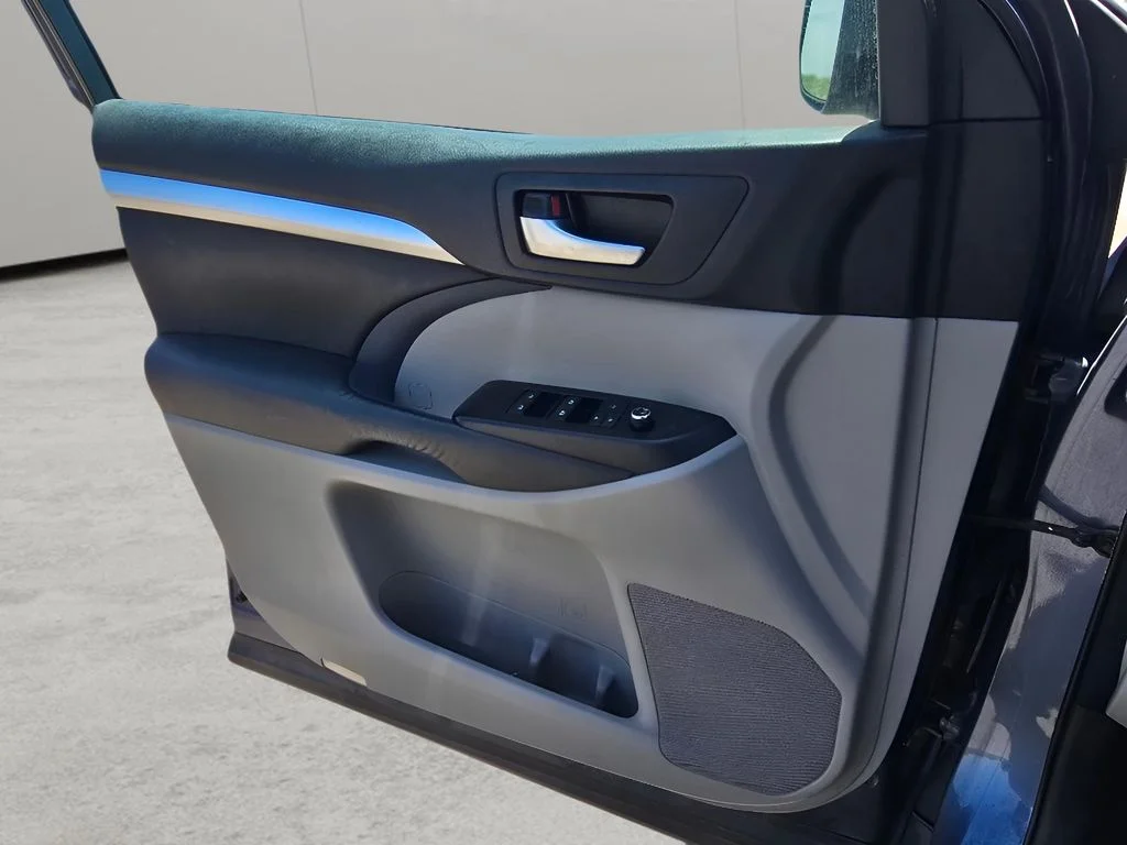Used 2014 Shoreline Blue Pearl Toyota XLE image 16