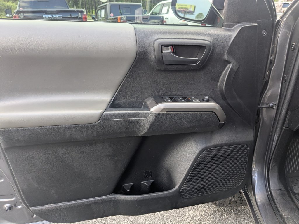 Used 2022  Toyota SR image 11