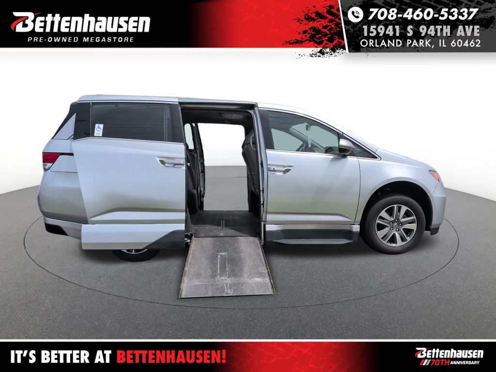 2015 Honda Odyssey Touring's photo