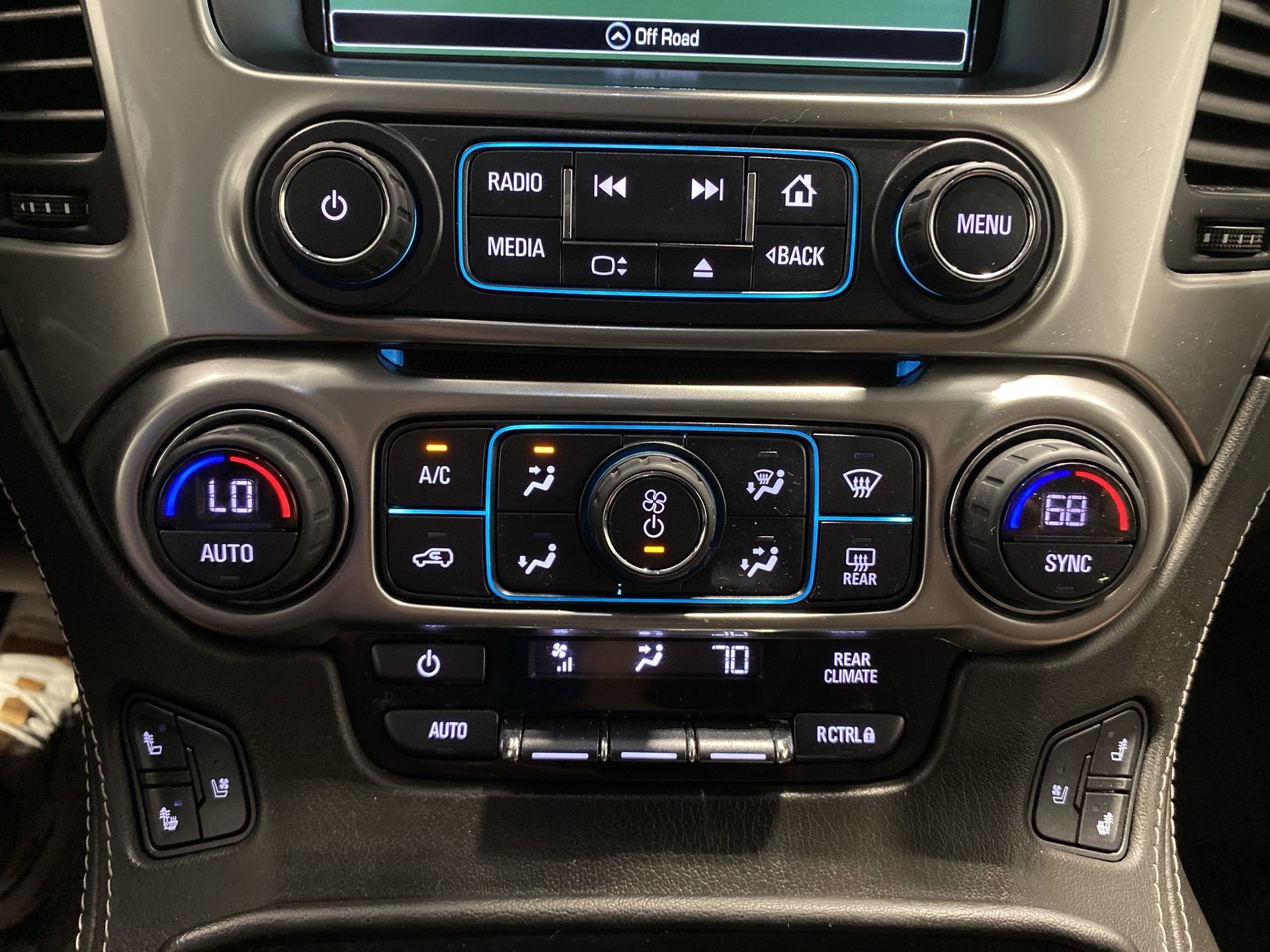 Used 2020 IRIDESCENT PEARL TRICOAT Chevrolet Premier image 18