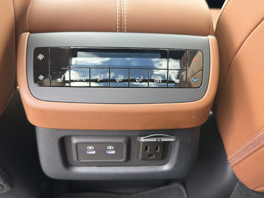 New 2026 White Nissan Platinum image 38