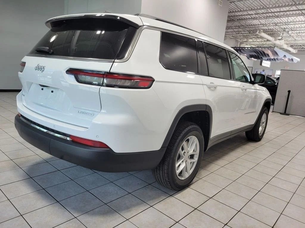 New 2026 Bright White Clear-Coat Exterior Paint Jeep Laredo X image 7