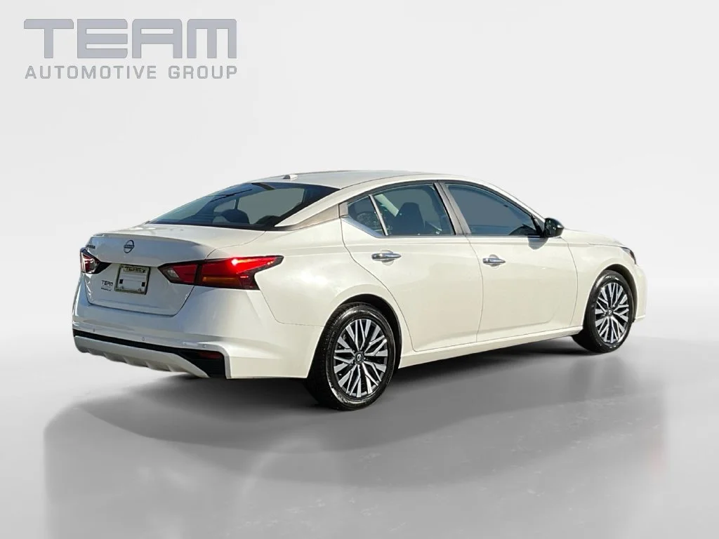 Used 2025 White Nissan 2.5 SV image 7